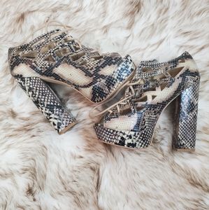 Platform Lace up heels 🔥🔥 SALE